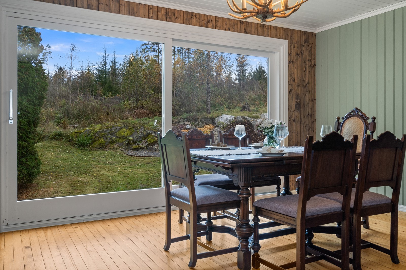 Herifra er det utgang til hagen og utsikt i mot usjenert skog på oversiden Galleribilde