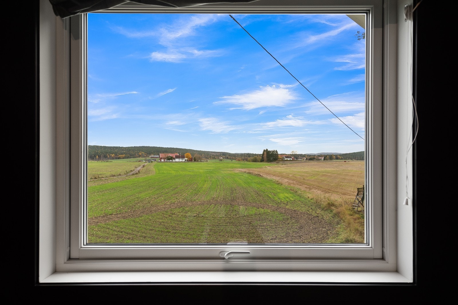 Fra soverom 1 og 2 har man fin utsikt utover landsbruksområdene Galleribilde