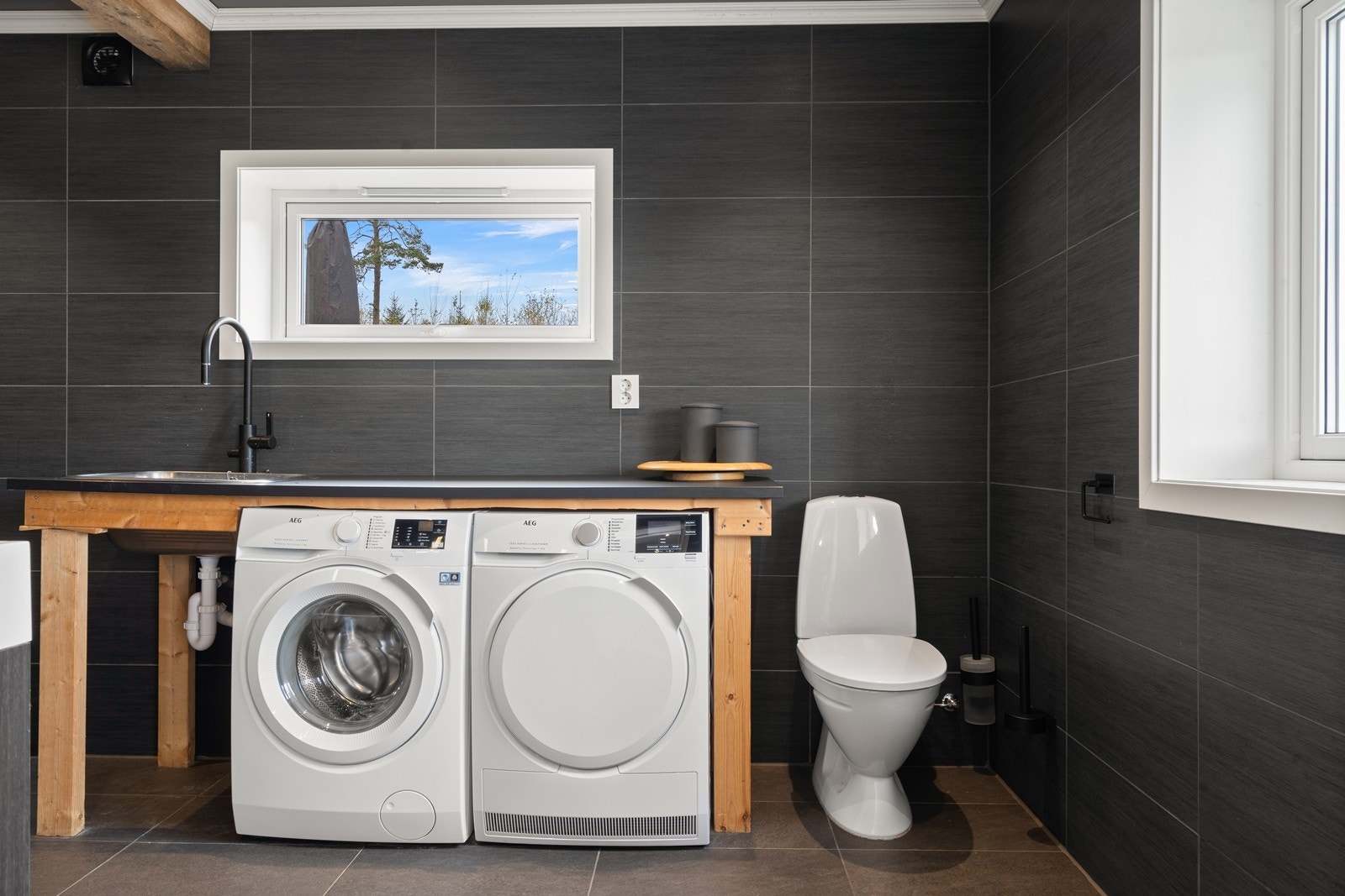 Det er satt inn wc og opplegg for vaskemaskin og tørketrommel Galleribilde