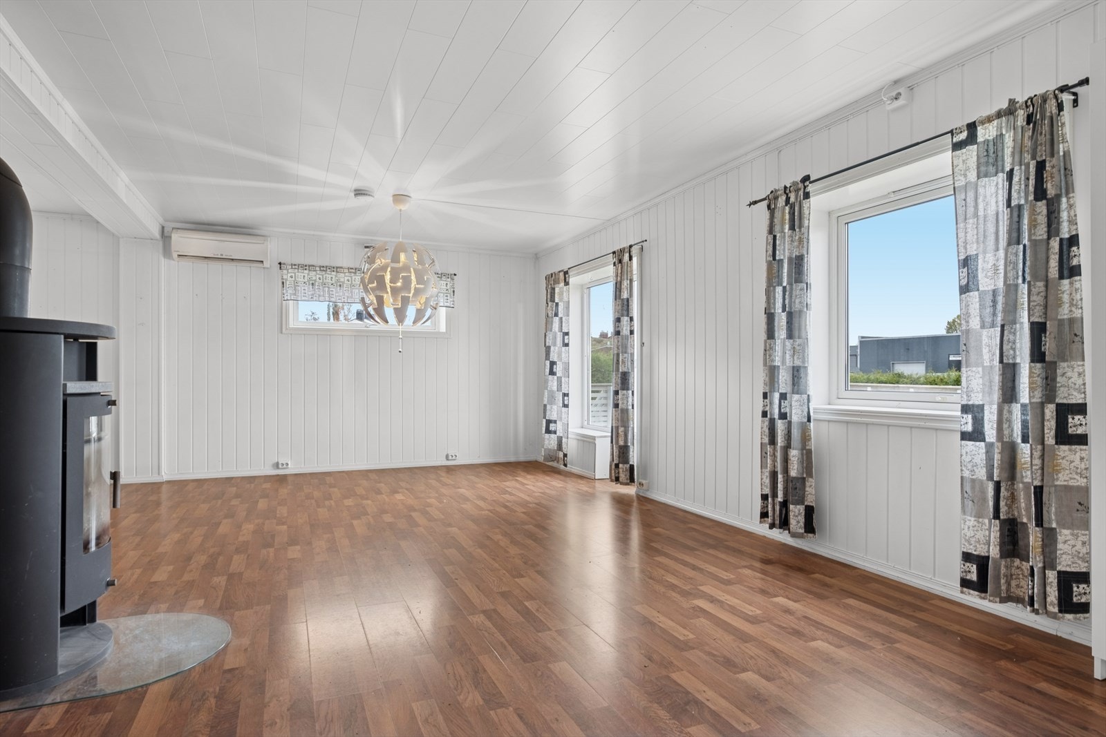 Stue varmes opp med vedfyring og varmepumpe Galleribilde