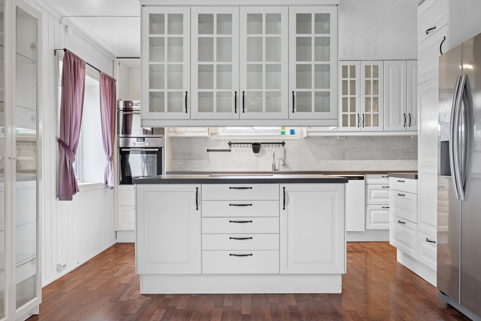 Kjøkken-øy som gir utvidet skap- og benkeplass. Galleribilde