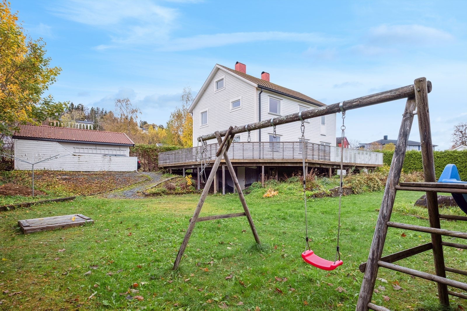 Rundt boligen har man godt med plass. Eiendommen er innrammet med hekk. Galleribilde