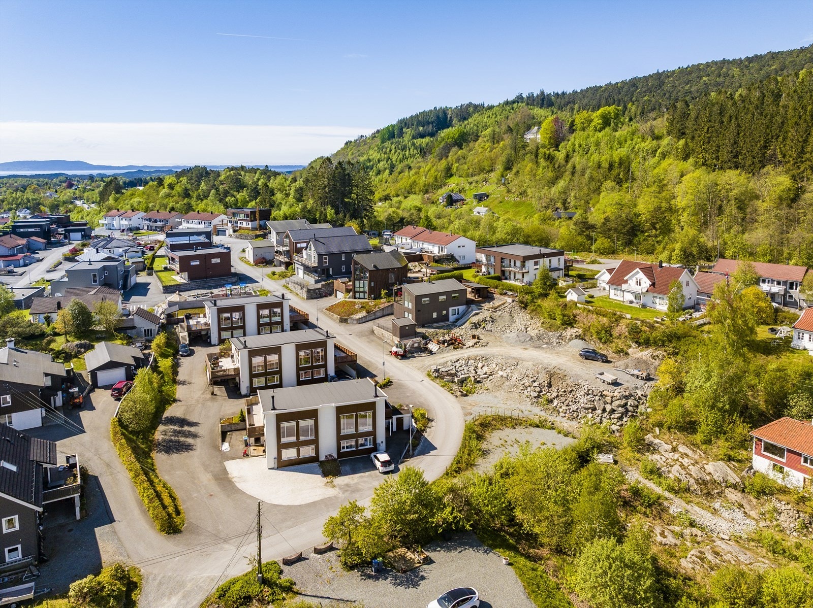 Her selger vi to nabotomter | De begge byr på en unik mulighet mulighet til å realisere boligdrømmen i et etablert og barnevennlig område Galleribilde