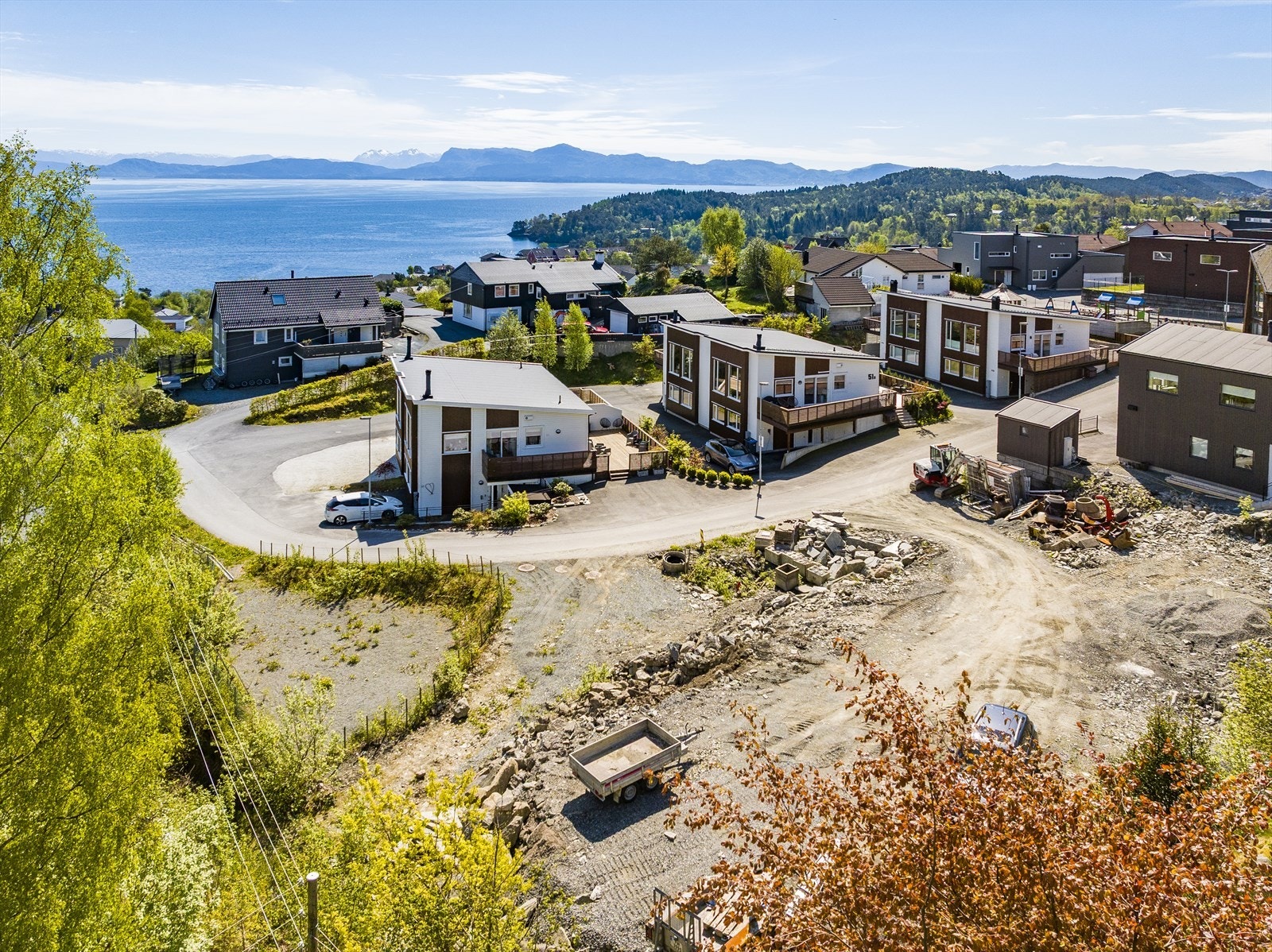 Beliggenhet med nærhet til skole og barnehage | ca. 5 min kjøring til Os sentrum, 12 min til Lagunen og ca. 20 til Bergen sentrum Galleribilde