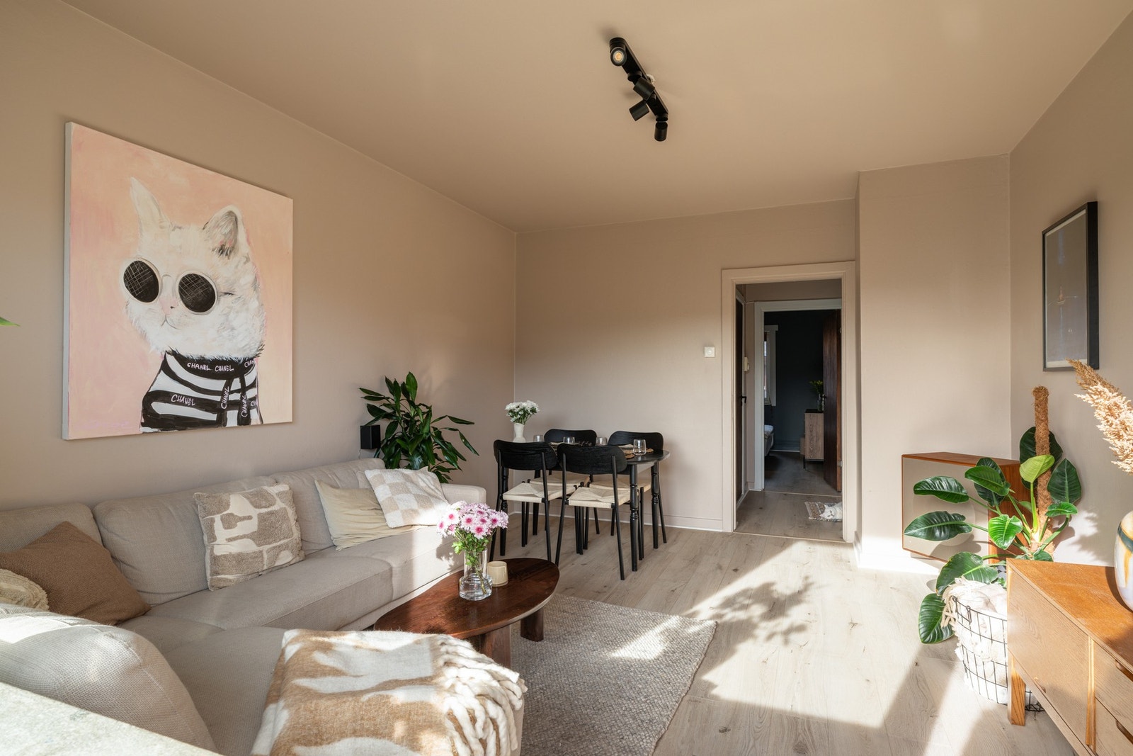 Lys og delikat stue med store vindusflater som slipper inn rikelig med dagslys. En god romfølelse, som gir plass til både sofakrok og spiseplass. Galleribilde