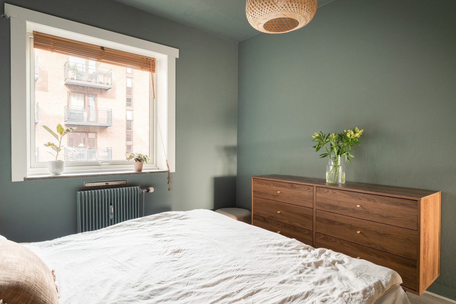 Rommet har vinduene mot bakgården, og det oppleves som lunt og koselig, med plass til alt man trenger. Galleribilde