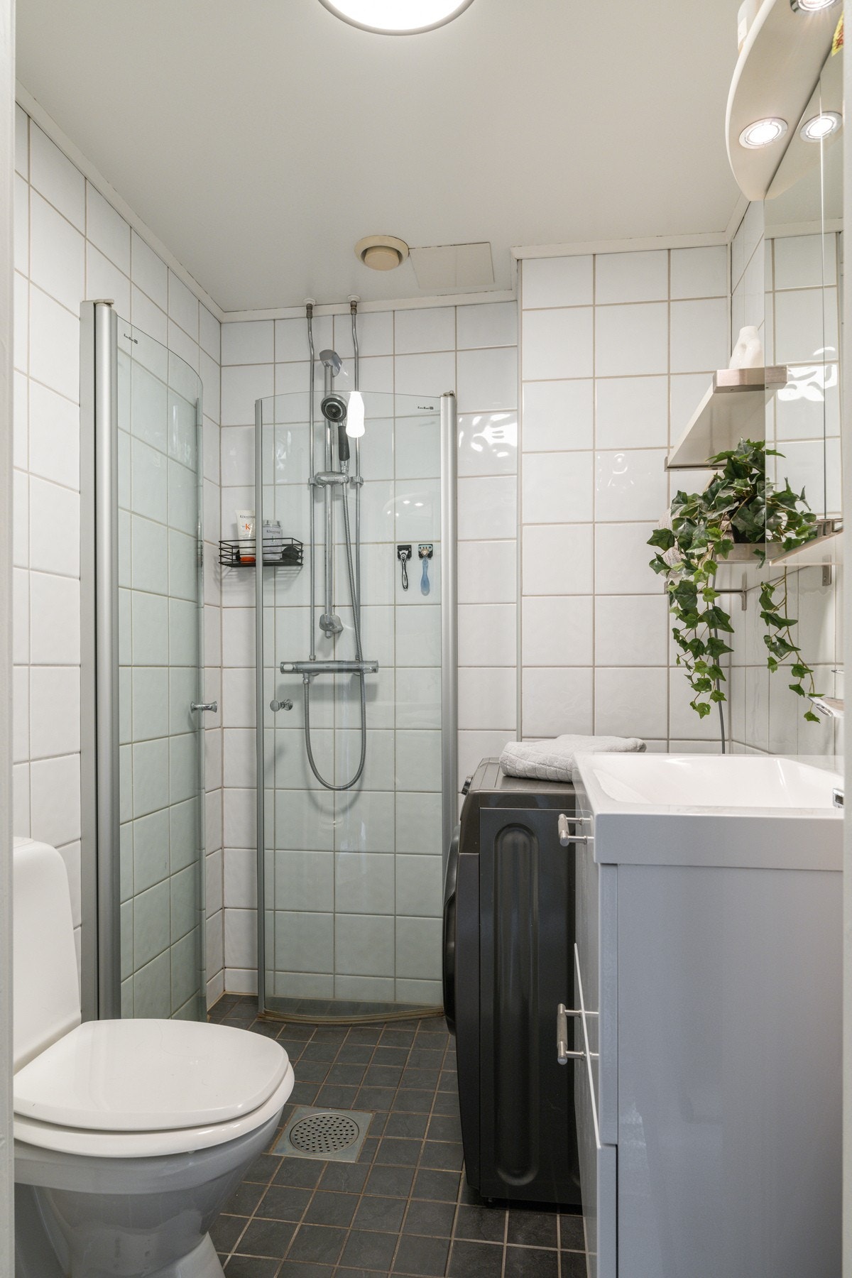 Badet er utsyrt med dusjhjørne, opplegg for vaskemaskin og god oppbevaringsplass. Det er i tillegg fellesvaskeri i 17-blokka. Galleribilde