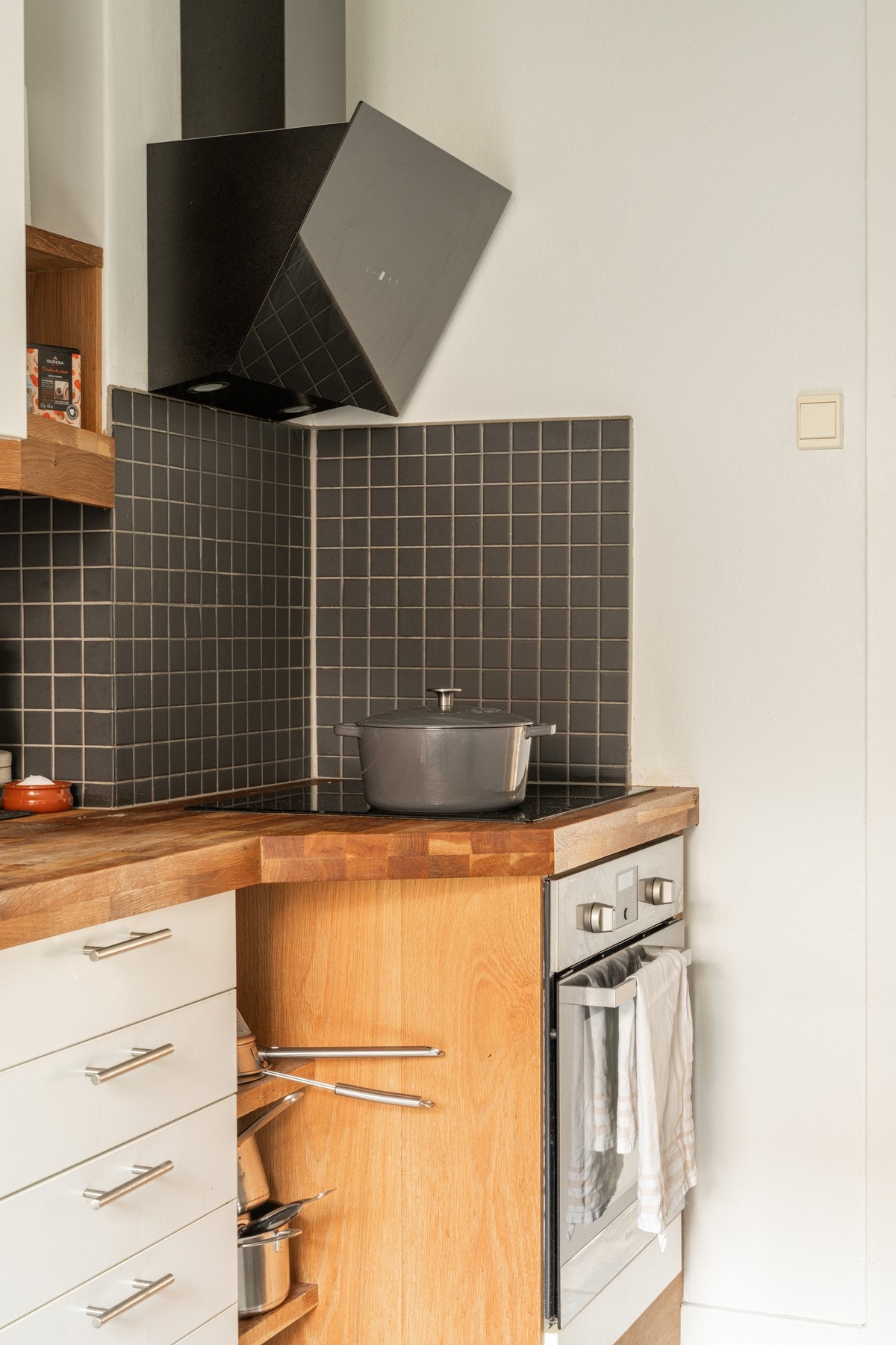 Smarte løsninger gjør kjøkkenet funksjonelt. Det kan nevnes at hvitevarene på kjøkkenet følger med, også kjøleskapet. Galleribilde