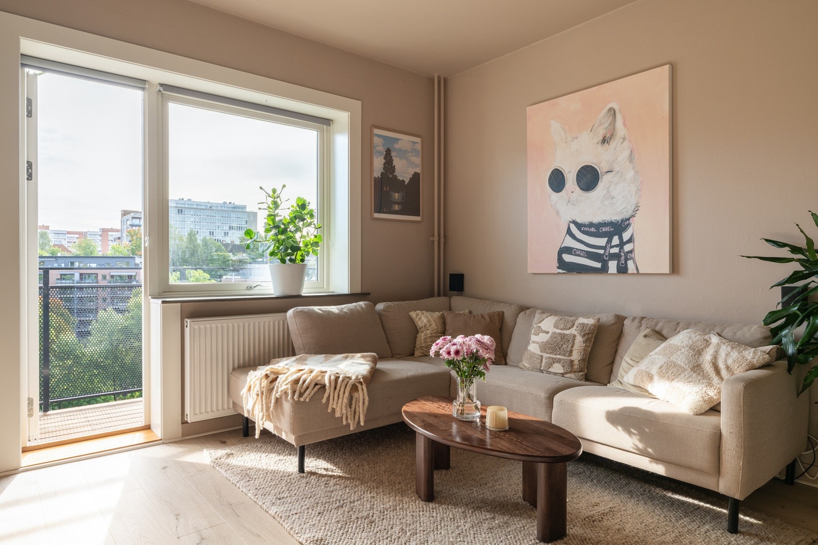 Hyggelig sofakrok med store vinduer som slipper inn dagslyset. Galleribilde