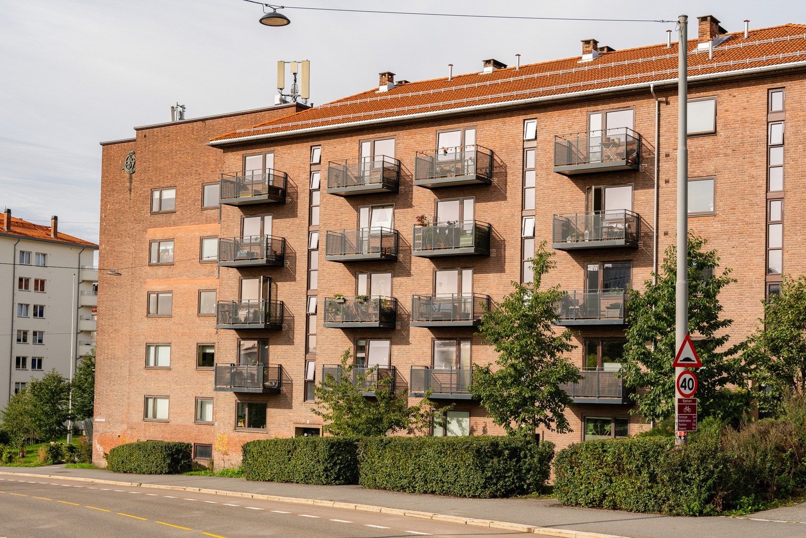 Leiligheten ligger i et attraktivt og sentralt område. Det kan også nevnes at som beboer har du tilgang til et felles treningsrom, vaskekjeller, samt bod i kjeller og på loft. Galleribilde