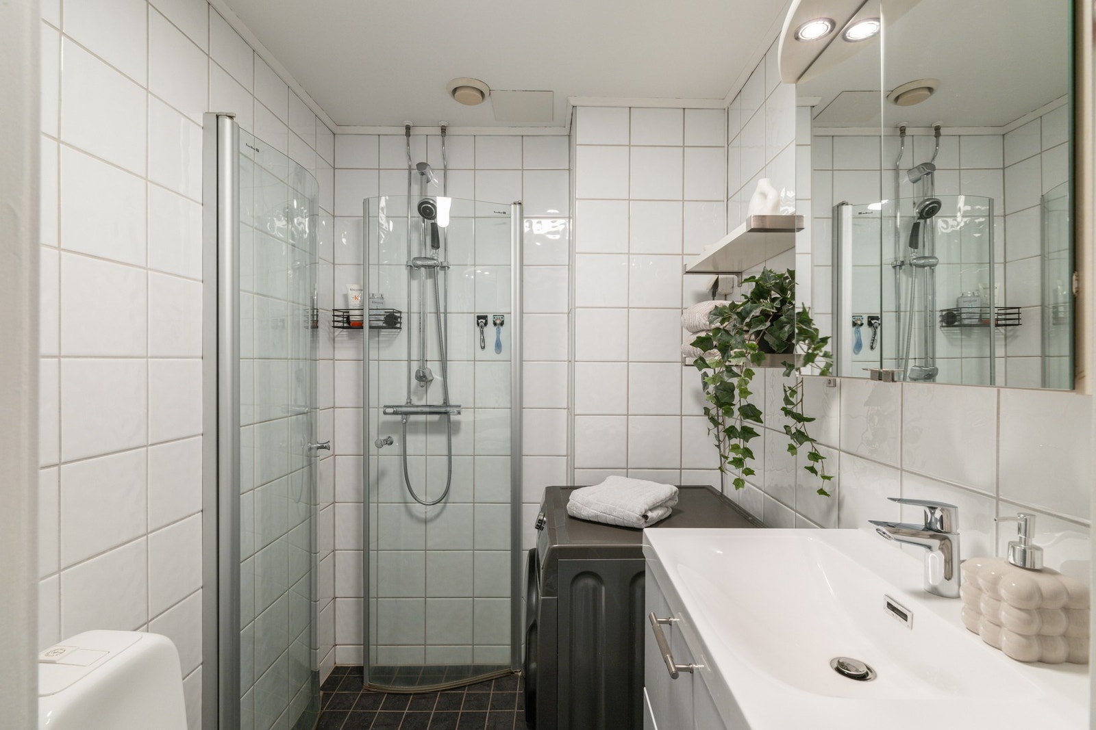 Pent flislagt bad med praktisk planløsning og moderne innredning. Galleribilde