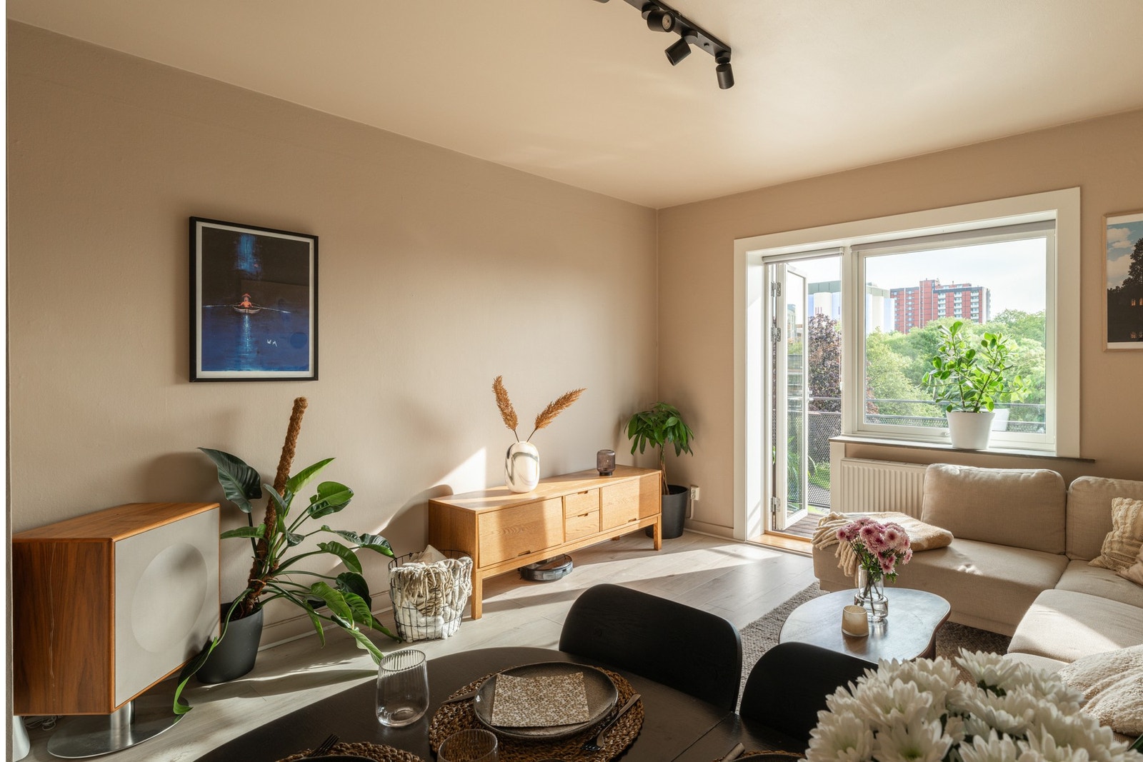 Stuen fremstår som lys og romslig med delikate overflater og moderne fargetoner. En perfekt plass for både hverdagskos og hyggelige sammenkomster. Galleribilde
