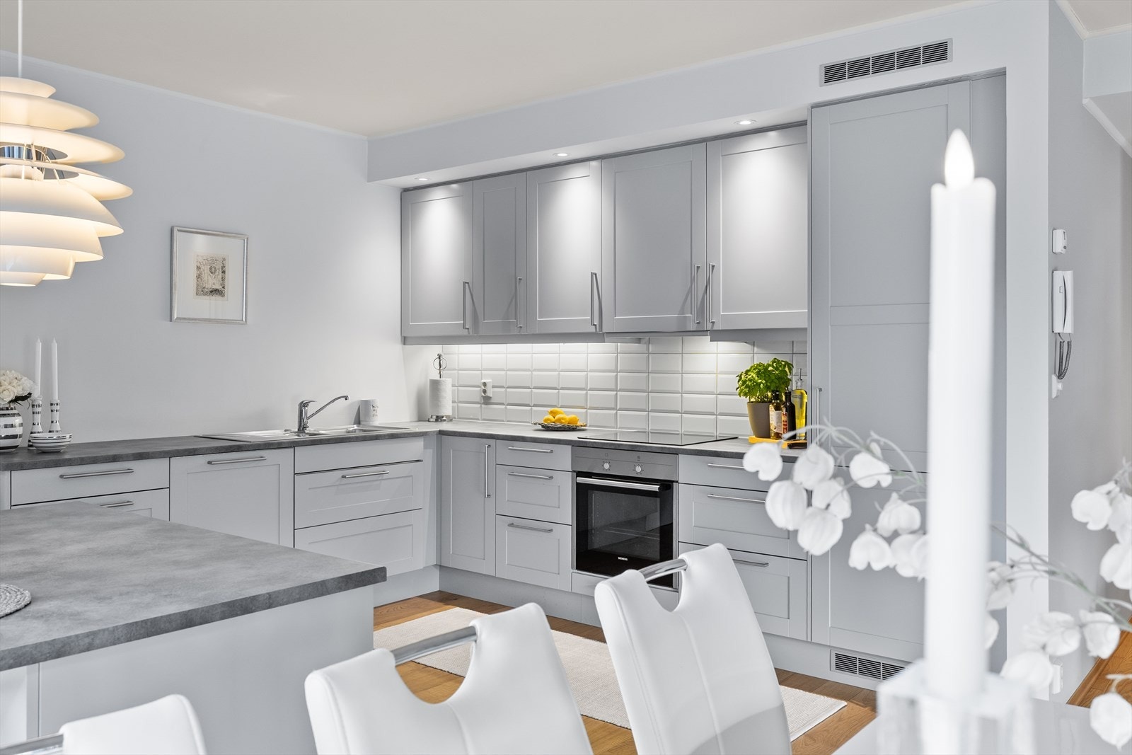 Den praktiske arbeidsflaten har laminat benkeplate med vaskekum, god benkebelysning og rikelig med skap- og oppbevaringsplass - ideelt for deg som liker å lage mat i ordnede og inspirerende omgivelser. Galleribilde