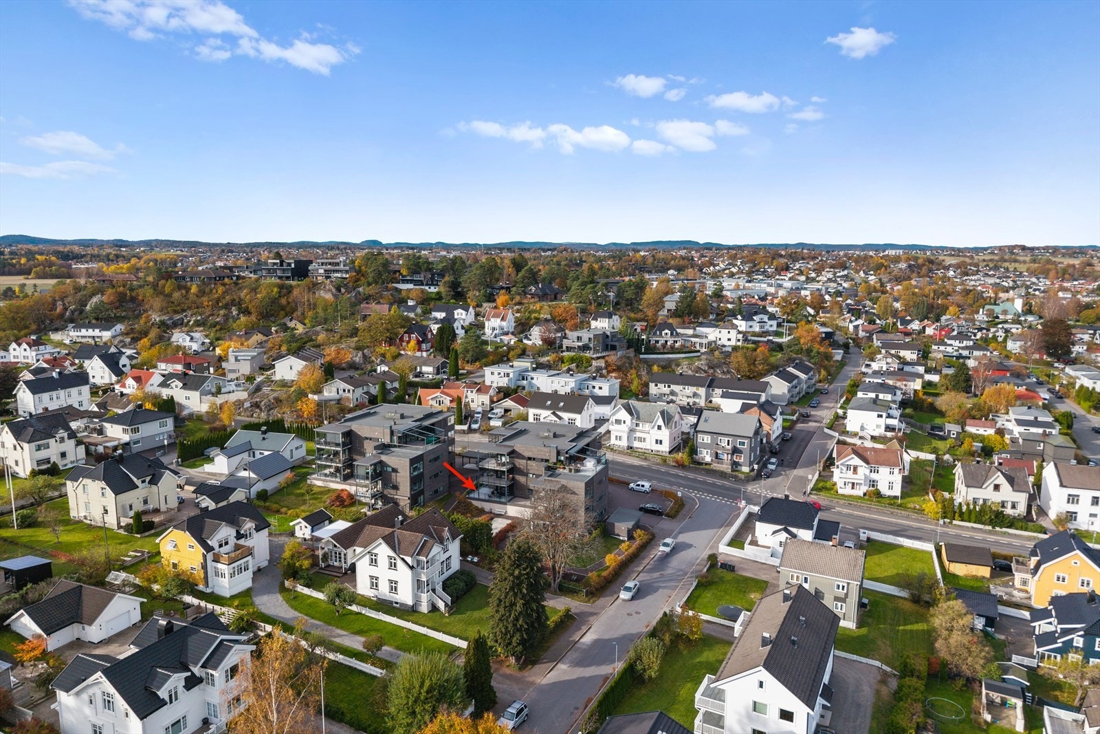 Leiligheten er beliggende i et flott og veletablert villaområde, omgitt av pene eiendommer og velholdte hager som gir et rolig, trygt og eksklusivt bomiljø. Galleribilde