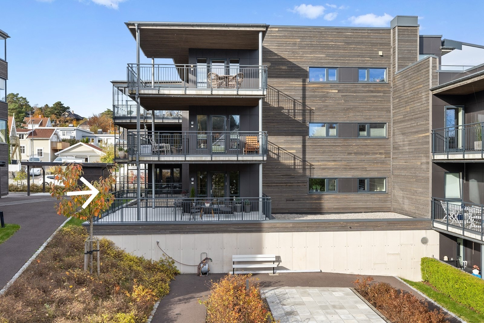 Leiligheten har en flott og attraktiv beliggenhet helt på enden av bygget, noe som gir en ekstra følelse av privatliv, ro og gode lysforhold. Galleribilde