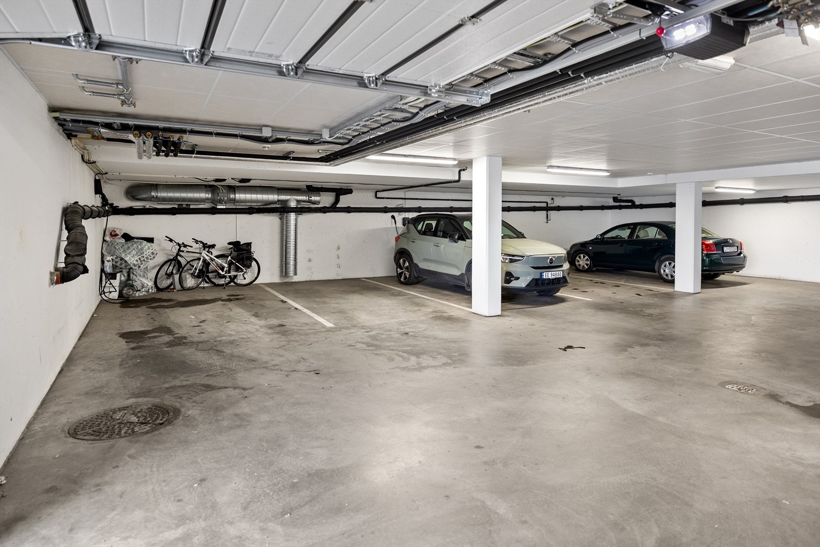 Det medfølger en parkeringsplass i byggets parkeringskjeller. Galleribilde