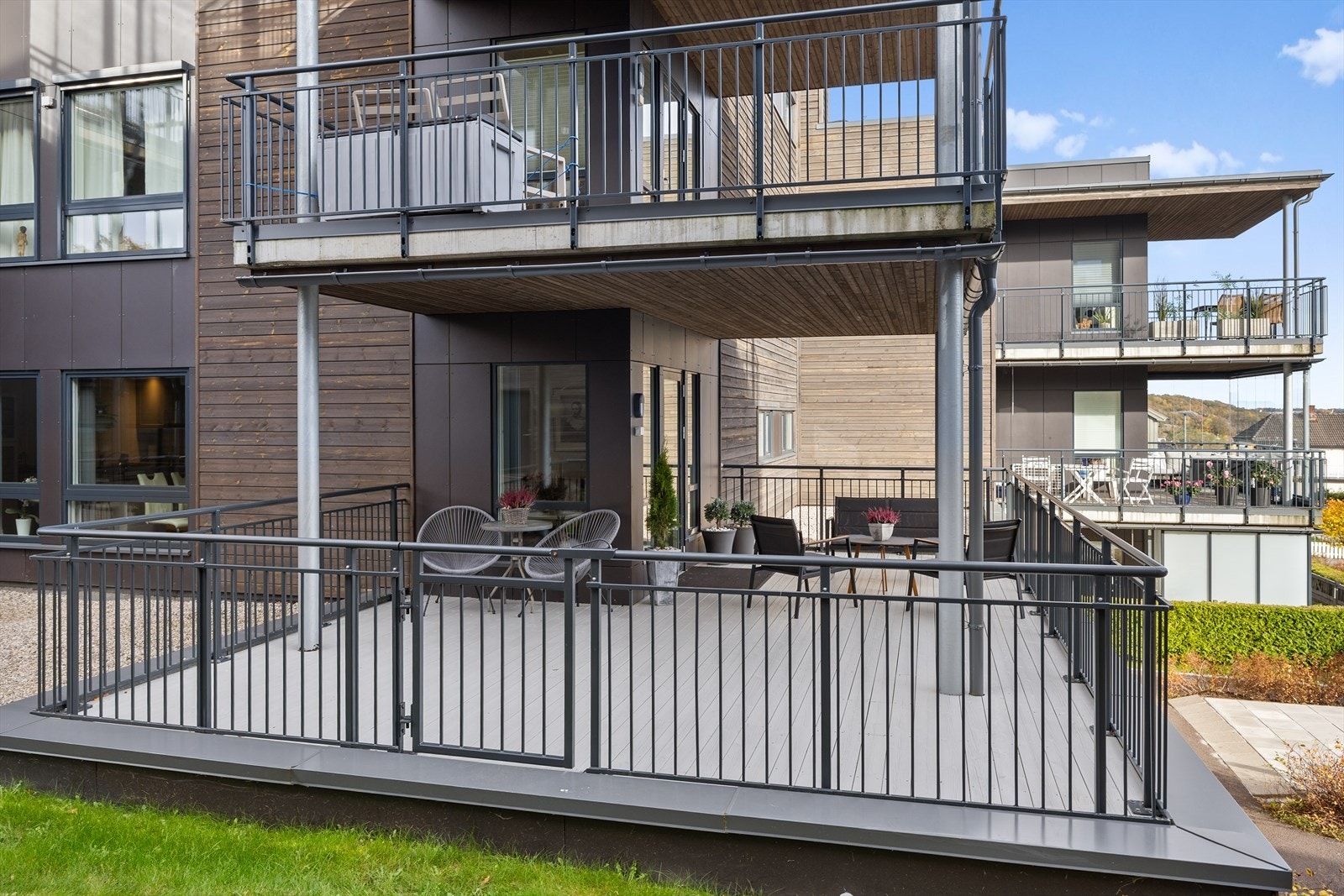 Her får du færre naboer tett innpå, samtidig som du kan nyte utsyn, sol og luftige omgivelser fra flere sider av boligen. Galleribilde