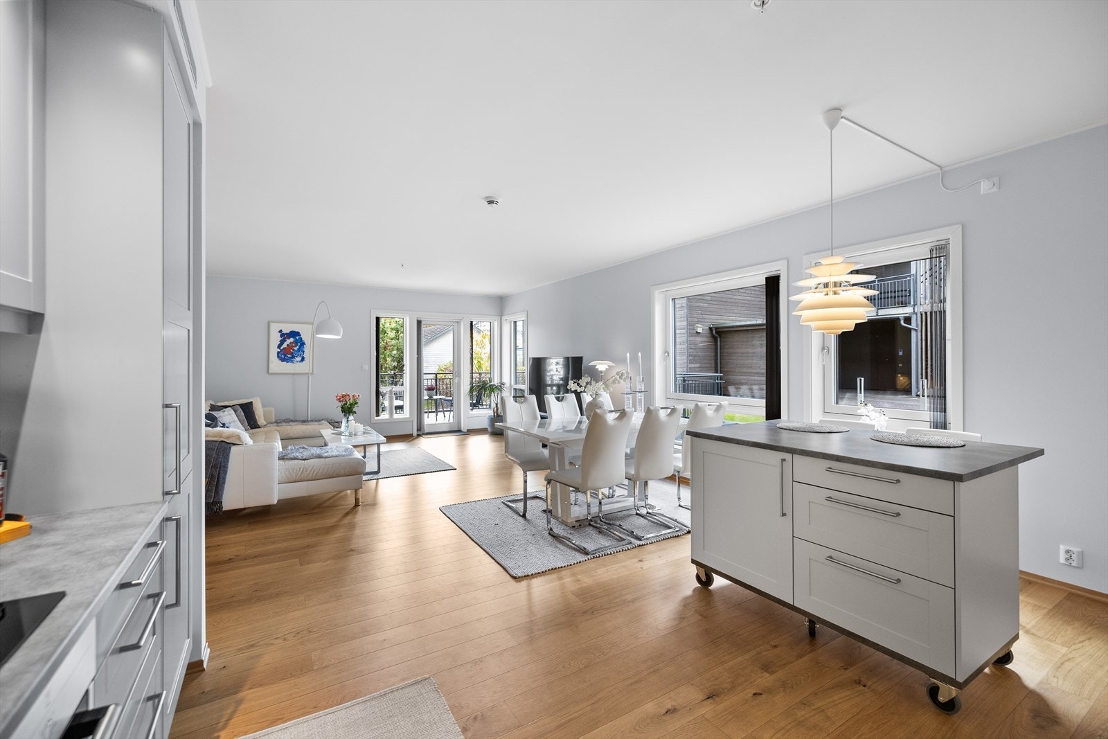 Kort sagt - dette er et rom som virkelig løfter helhetsinntrykket av boligen. Et sted du vil glede deg til å komme hjem til - hvor lys, luft og gjennomført kvalitet danner rammen for et hjem som er like vakkert som det er funksjonelt. Galleribilde