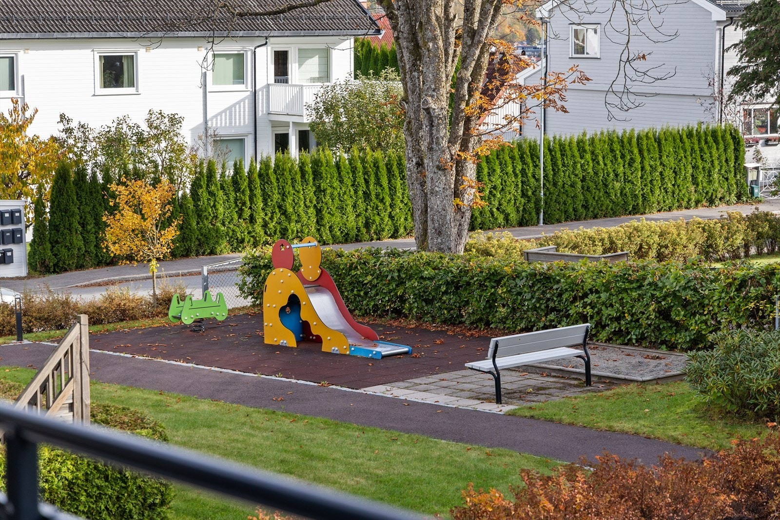 I hagen finner du en hyggelig lekeplass for de minste, et trygt og trivelig samlingspunkt hvor barna kan utfolde seg og leke fritt. Her er det flate grøntområder, vippe, sklie og benker som legger til rette for både lek og sosialt samvær. Galleribilde
