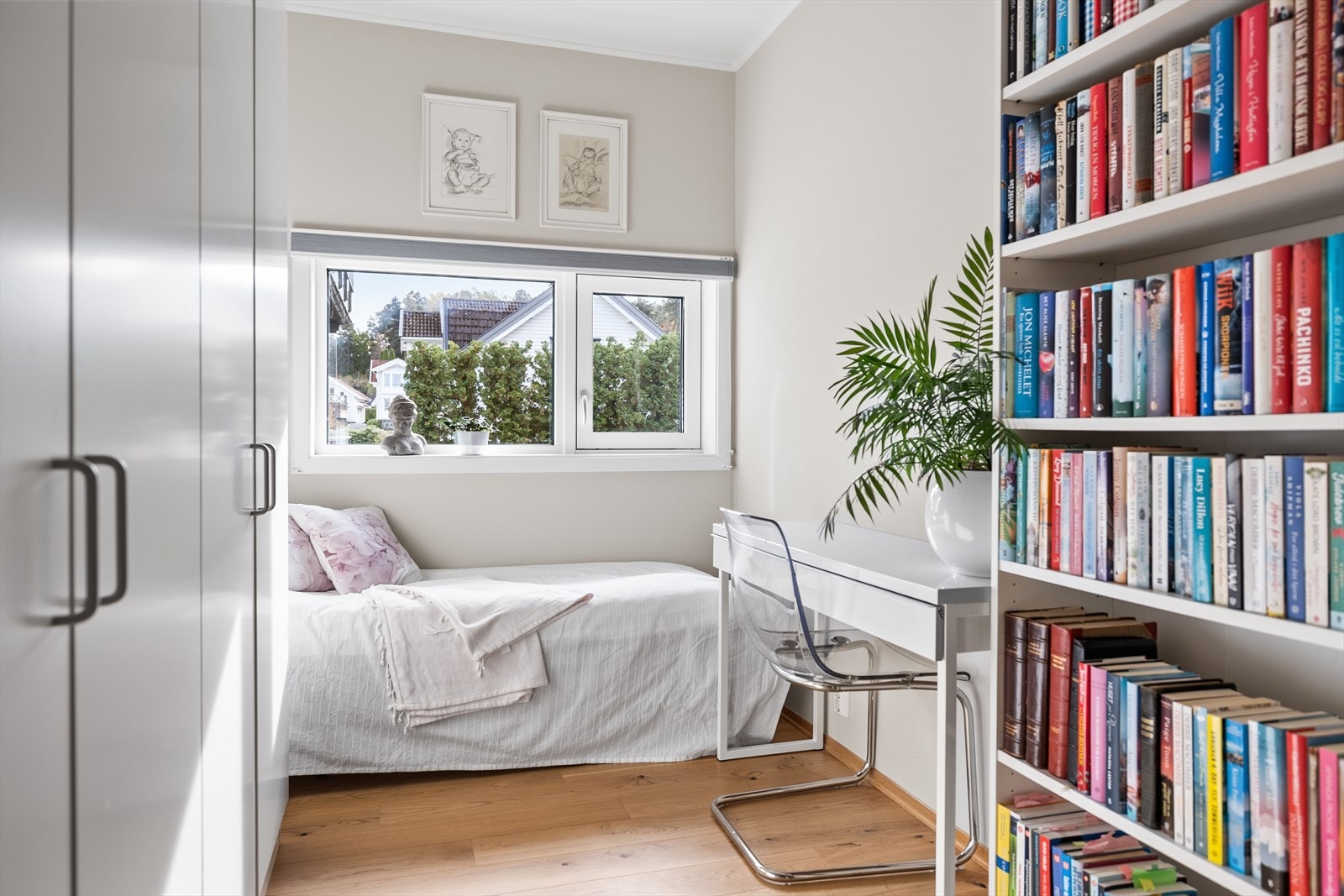 Gjeste- / barnerommet er lyst, trivelig og innbydende. Rommet har rikelig med garderobeskap, som gir god oppbevaringsplass og bidrar til et ryddig og funksjonelt uttrykk. Galleribilde