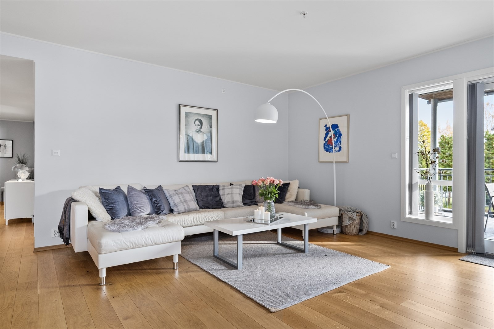 De lyse veggene og de varme tonene gir en tidløs base som passer perfekt både for den minimalistiske og den mer personlige interiørstilen. Galleribilde