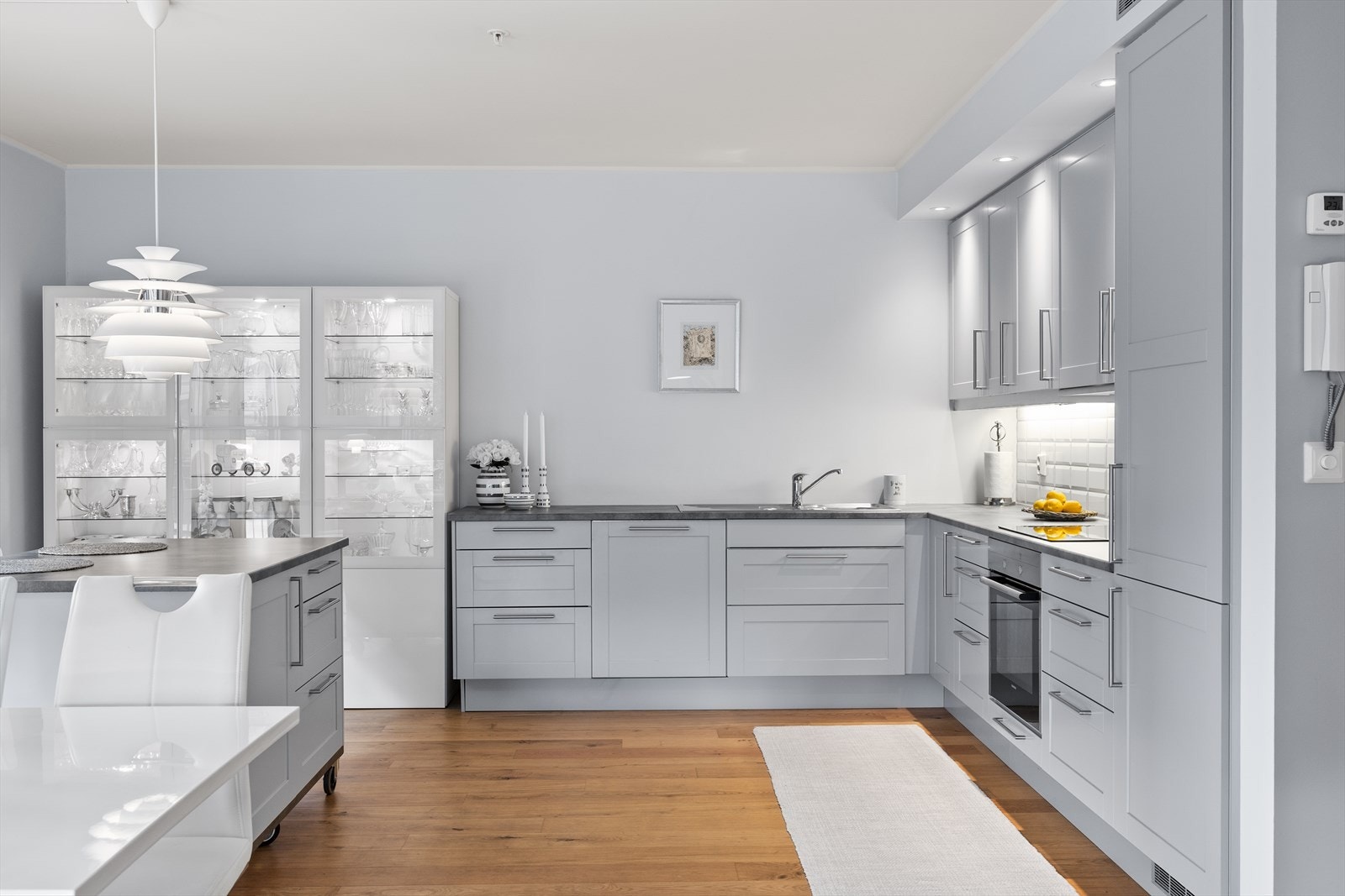 Alle hvitevarer er integrert - her finner du komfyr, platetopp, oppvaskmaskin og kjøl/fryseskap. Alt er utført i tidløst design med moderne funksjonalitet, og kjøkkenet fremstår både praktisk og estetisk tiltalende. Galleribilde