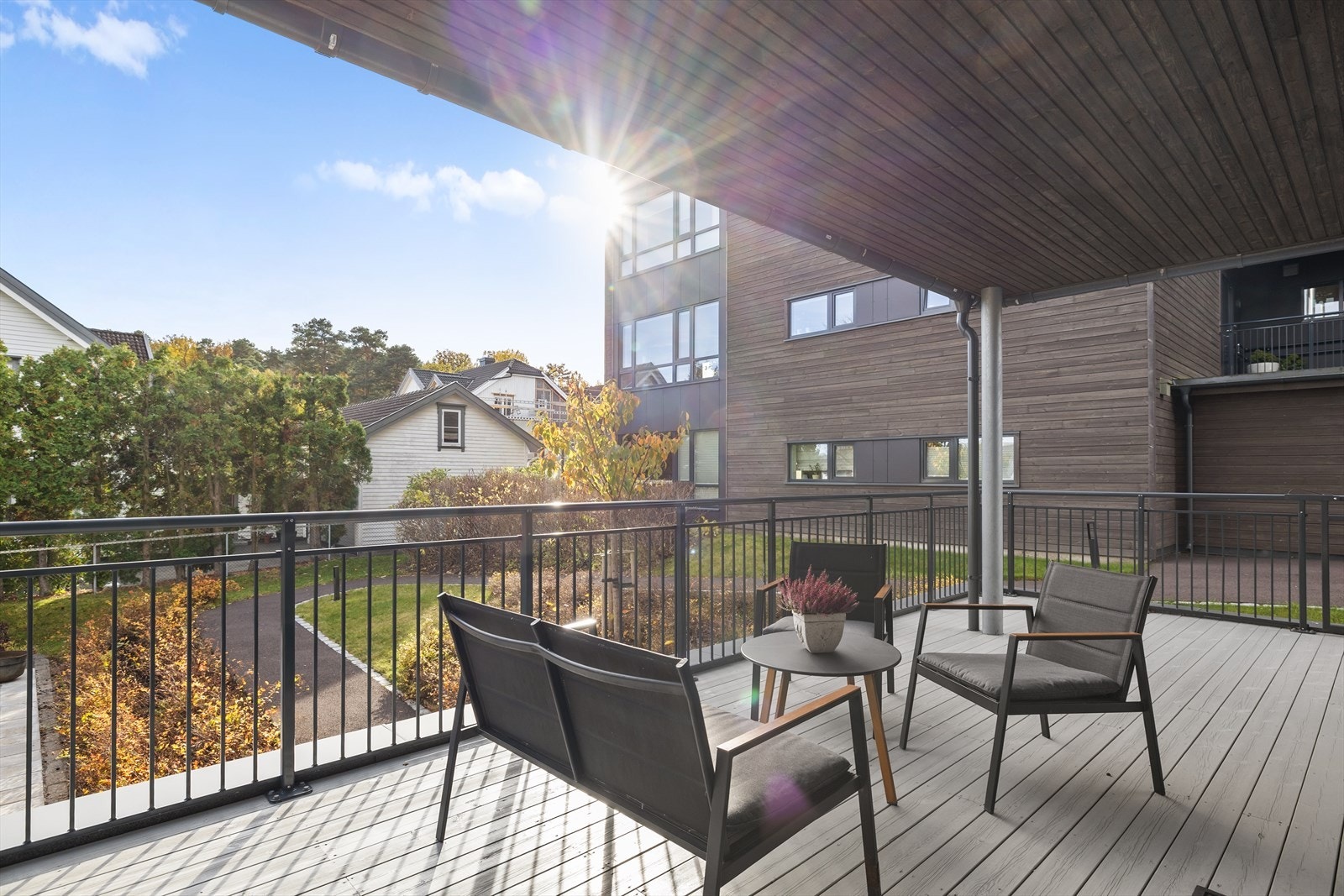 Her er det god plass til flere soner, slik at du enkelt kan innrede med både loungeområde, spiseplass og solsenger - perfekt for alt fra rolige kaffestunder til sosiale sommerdager med venner og familie. Galleribilde