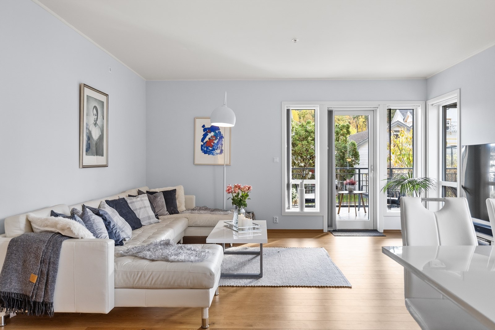 Stuen har god plass til både stor sofagruppe, spisebord og øvrig møblement, og fargevalgene er nøye gjennomtenkte for å skape et moderne, lunt og harmonisk uttrykk. Galleribilde