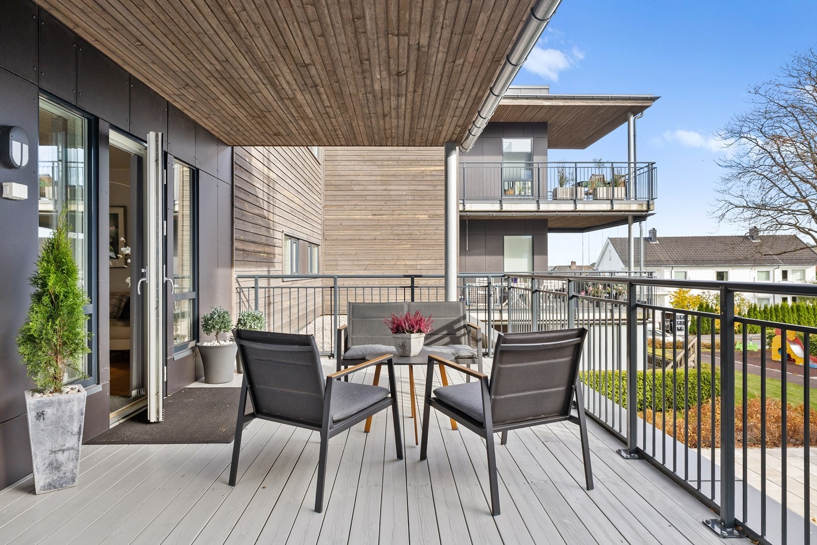 Terrassen er romslig og delvis takoverbygget, noe som gir deg muligheten til å nyte uteplassen uansett vær og årstid. Galleribilde