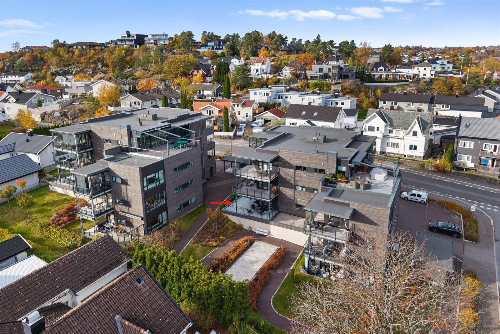 Eiendommen ligger tilbaketrukket i et veletablert og trygt nabolag, der hyggelige naboforhold, stille gater og frodige omgivelser setter rammen for et svært trivelig bomiljø. Galleribilde