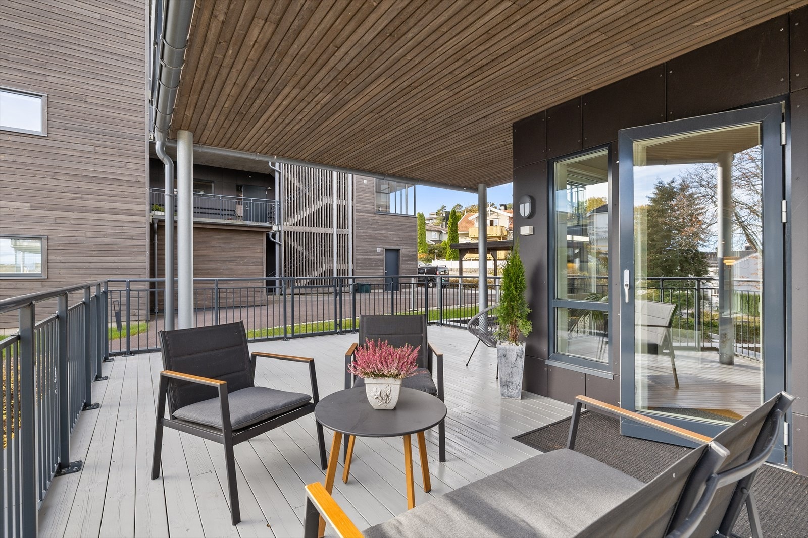 Dette er virkelig en uteplass som inviterer til både avslapning og hyggelige sammenkomster! Galleribilde