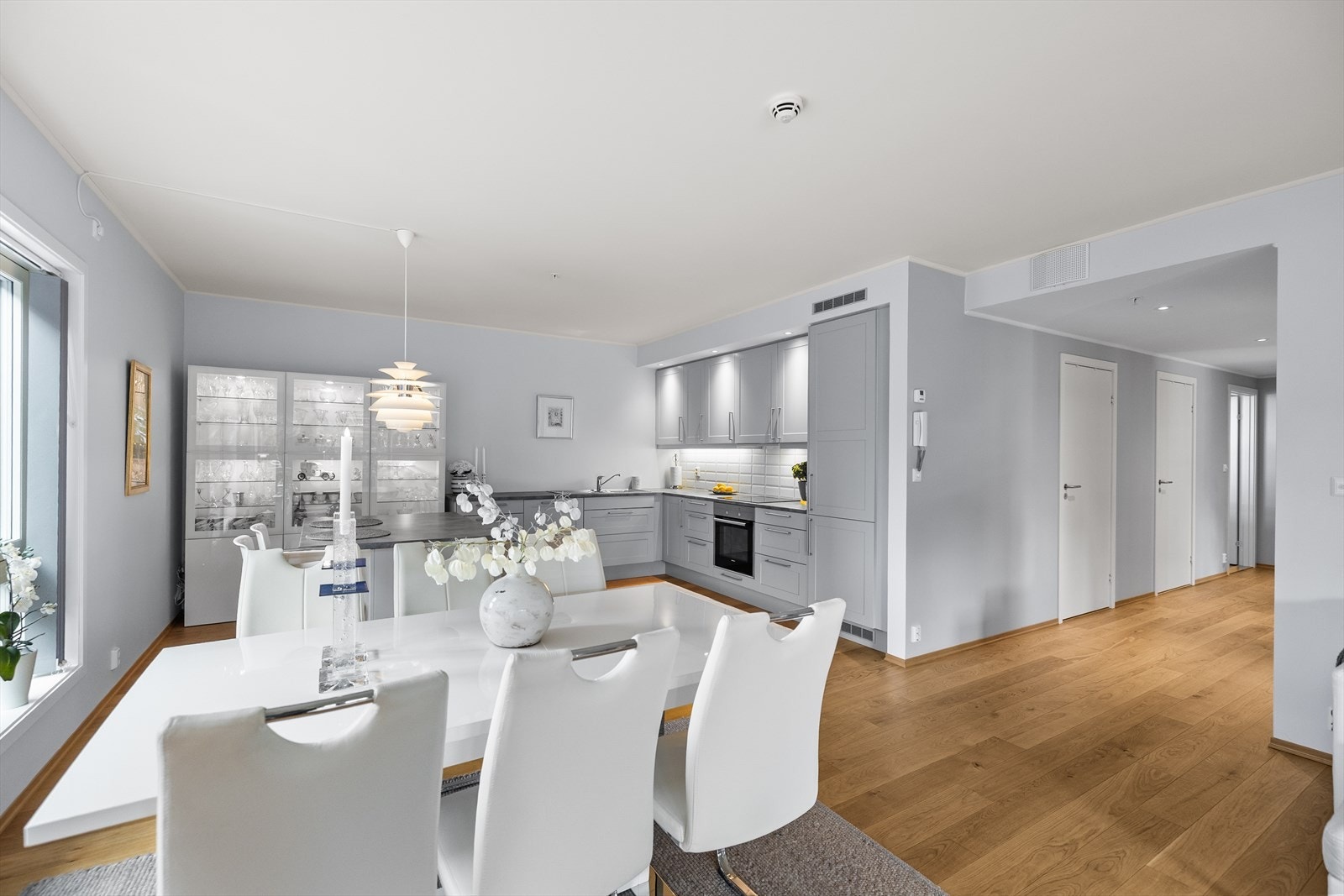 Her møtes funksjonalitet, stil og komfort i en åpen og gjennomført planløsning som gir en umiddelbar følelse av rom og trivsel. Galleribilde