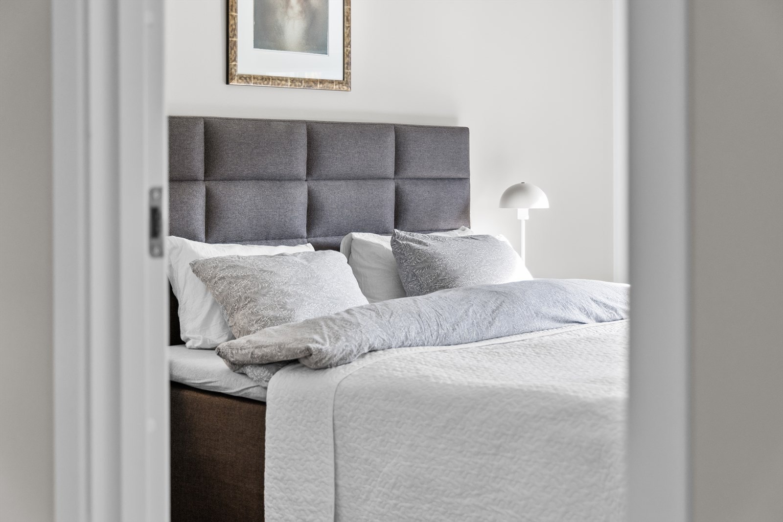 De lyse fargene og gode lysforholdene gir en behagelig og luftig romfølelse, samtidig som rommet har plass til stor seng og nattbord uten at det føles trangt. Galleribilde