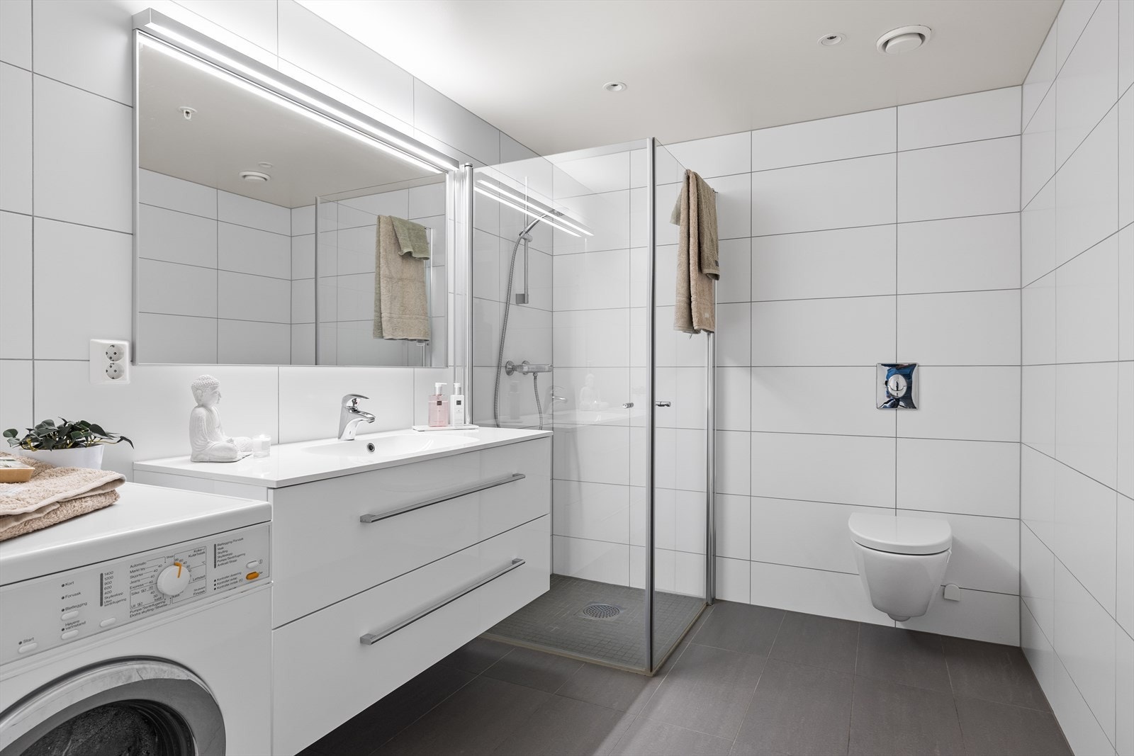 Baderommet fremstår som moderne, delikat og funksjonelt, med gjennomtenkte løsninger og tidløse materialvalg. Galleribilde