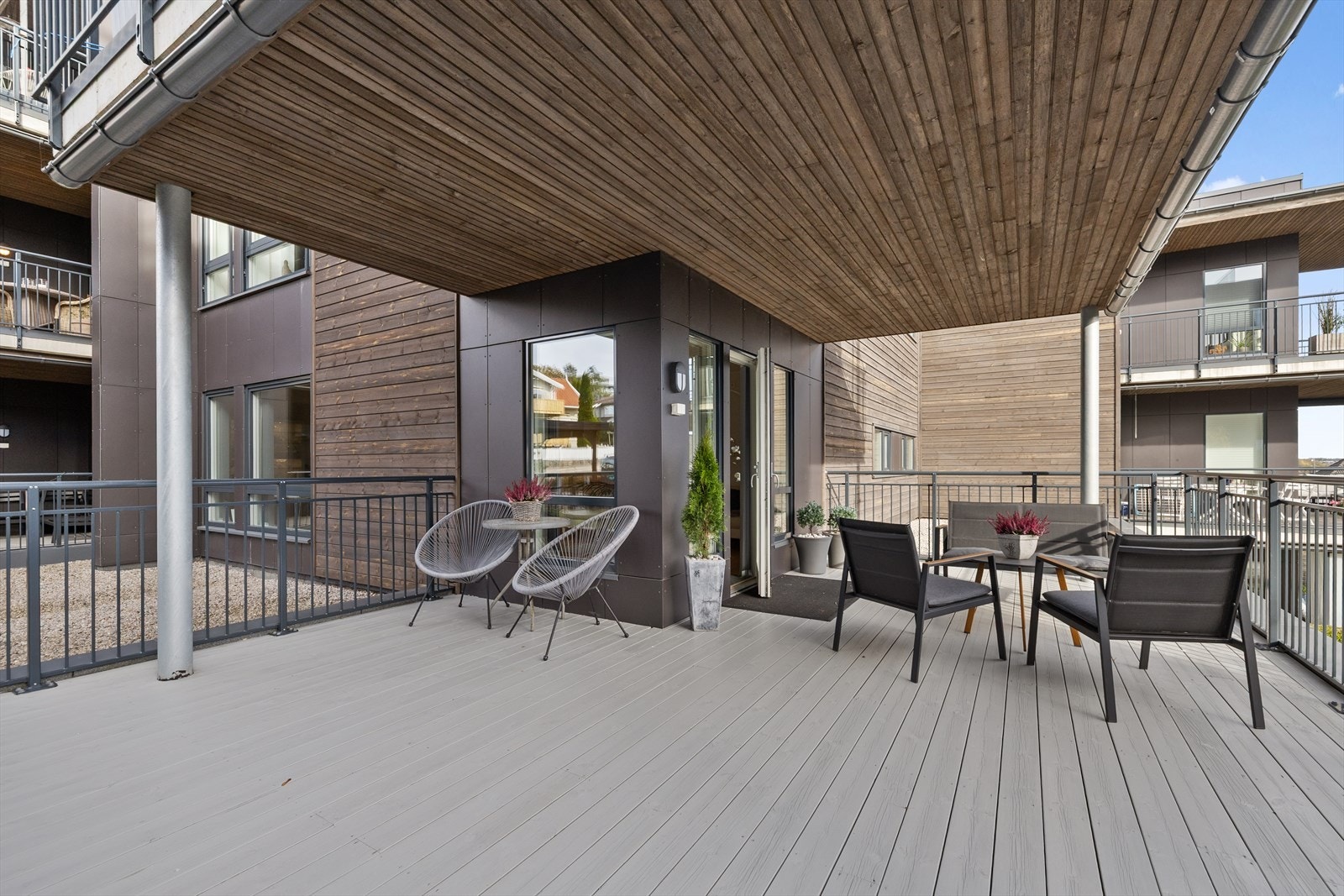 Den generøse størrelsen gjør terrassen til en naturlig forlengelse av stuen, og den takoverbygde delen gir deilig skygge og ly for regn, slik at du får maksimal utnyttelse av uterommet gjennom hele sesongen. Galleribilde