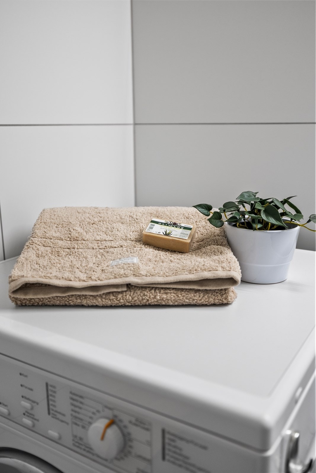 Det er også opplegg for vaskemaskin, praktisk plassert for en effektiv hverdag. Ventilasjonen ivaretas av mekanisk avtrekk via ventilasjonsanlegget, som sikrer et godt inneklima og rask fukttransport. Galleribilde