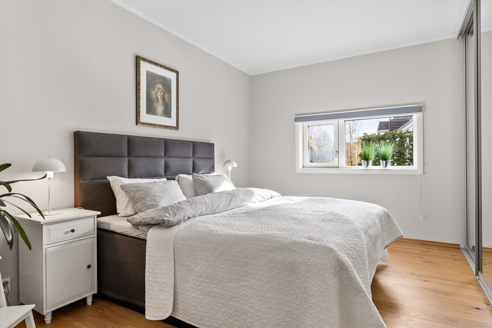 Hovedsoverommet fremstår som lyst, delikat og innbydende, med en rolig atmosfære som gjør det enkelt å finne hvile og senke skuldrene. Galleribilde