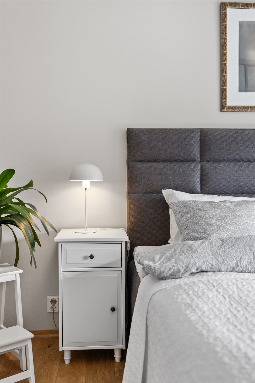 Her er det god plass til nattbord på hver side av sengen, noe som både gir rommet et balansert uttrykk og gjør det ekstra funksjonelt i hverdagen. Galleribilde