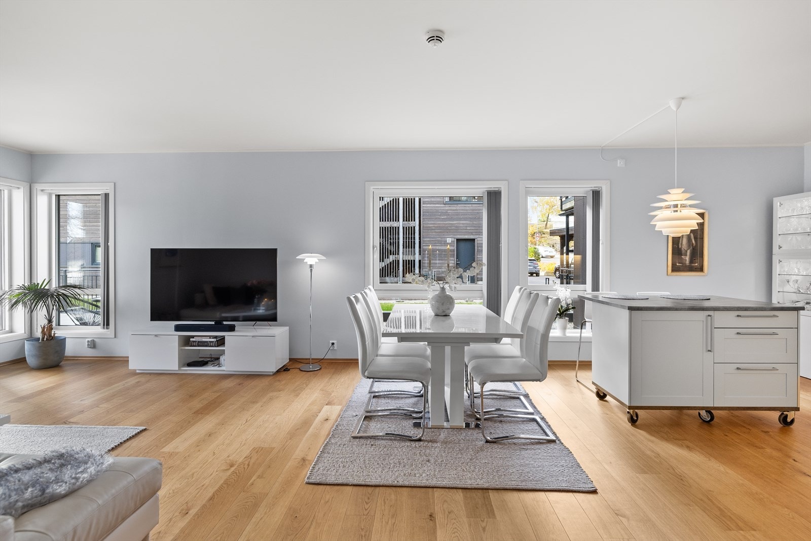 Spisestuen er sentralt plassert mellom kjøkkenet og stuen, noe som gir en naturlig flyt og god sammenheng mellom rommene. Her får du et perfekt samlingspunkt hvor du enkelt kan dekke til hyggelige middager, men også nyte rolige måltider i hverdagen. Galleribilde