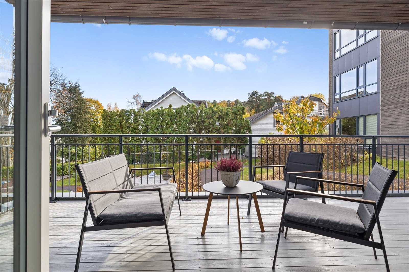 Den store terrassen fungerer nærmest som en utvidelse av stuen på varme dager - perfekt for alt fra rolige frokoster i solen til hyggelige grillkvelder med venner og familie. Galleribilde