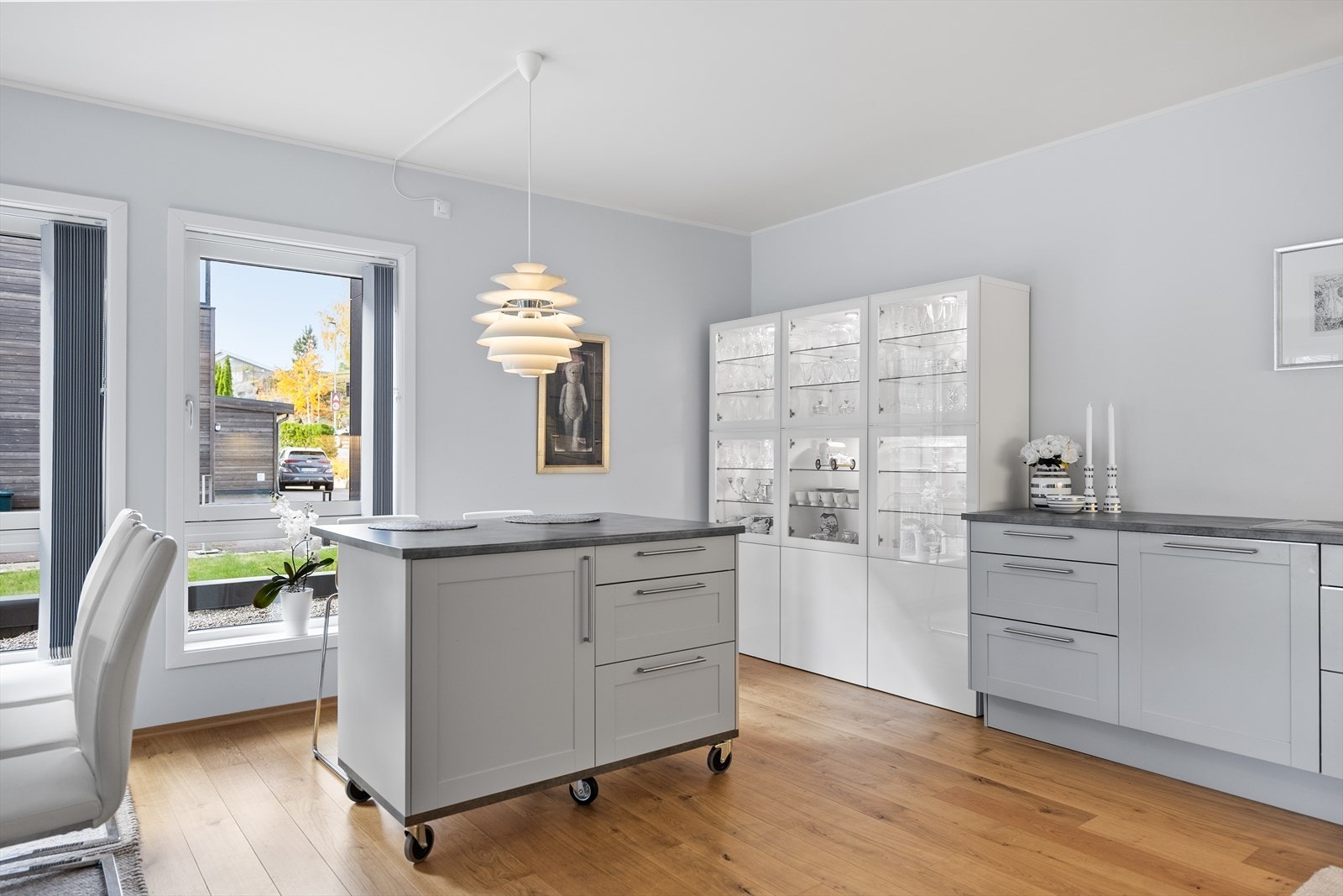 Kjøkkenet har en innbydende og funksjonell kjøkkenøy som virkelig setter prikken over i-en! Øya fungerer som både praktisk arbeidsstasjon, spiseplass og sosial samlingssone, og gjør kjøkkenet til et naturlig midtpunkt i boligen. Galleribilde