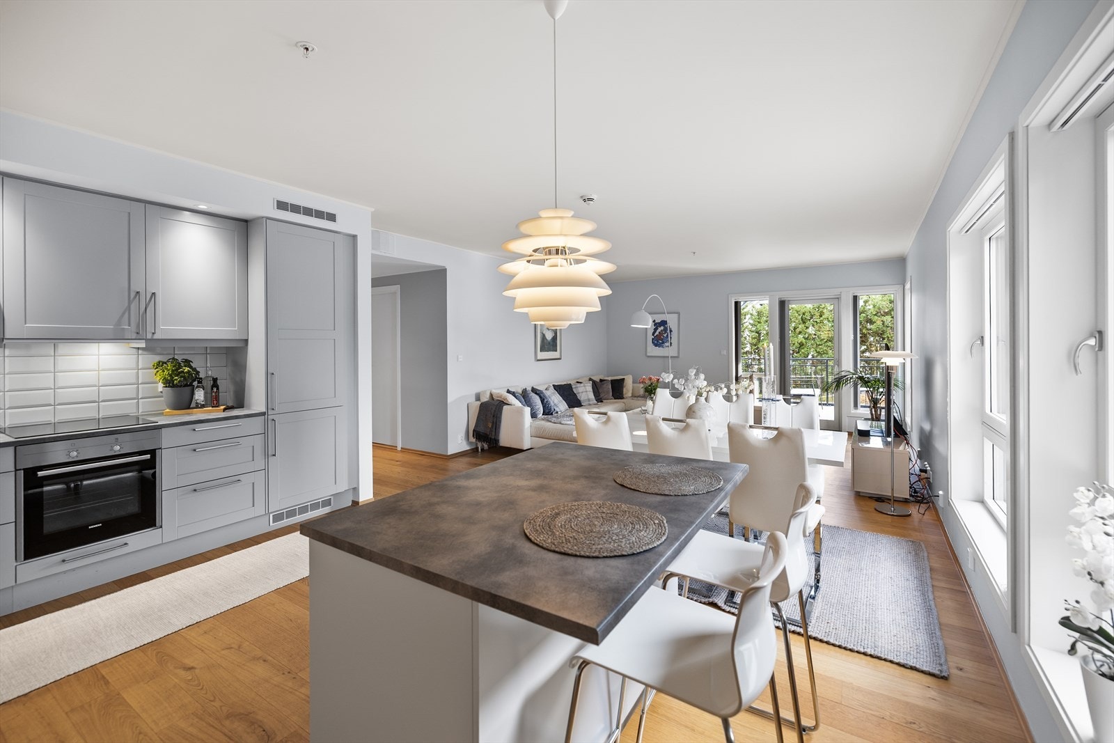 Den åpne løsningen mellom stue og kjøkken gir fantastisk romfølelse og gjør dette til et naturlig samlingspunkt i hjemmet. Galleribilde