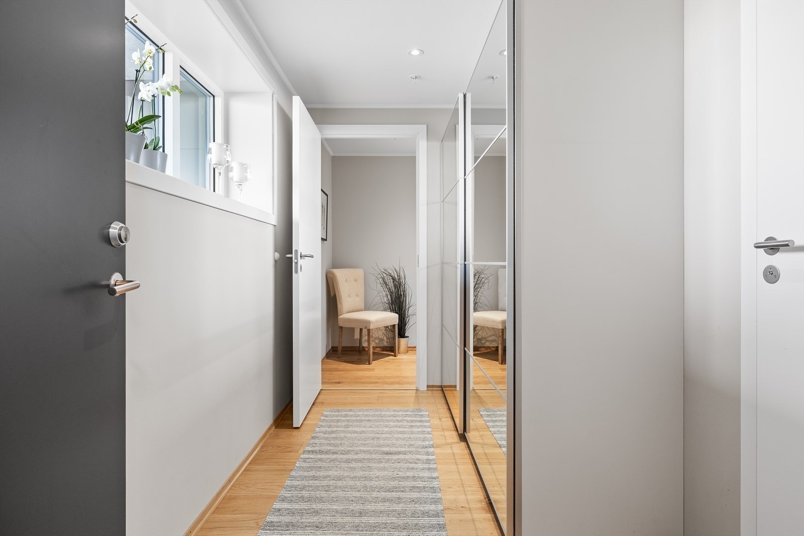 Entréen ønsker deg velkommen med et lyst, delikat og innbydende førsteinntrykk. Her er det god plass til å henge fra seg yttertøy og praktisk skyvedørsgarderobe som sørger for smart oppbevaring og et ryddig uttrykk. Galleribilde