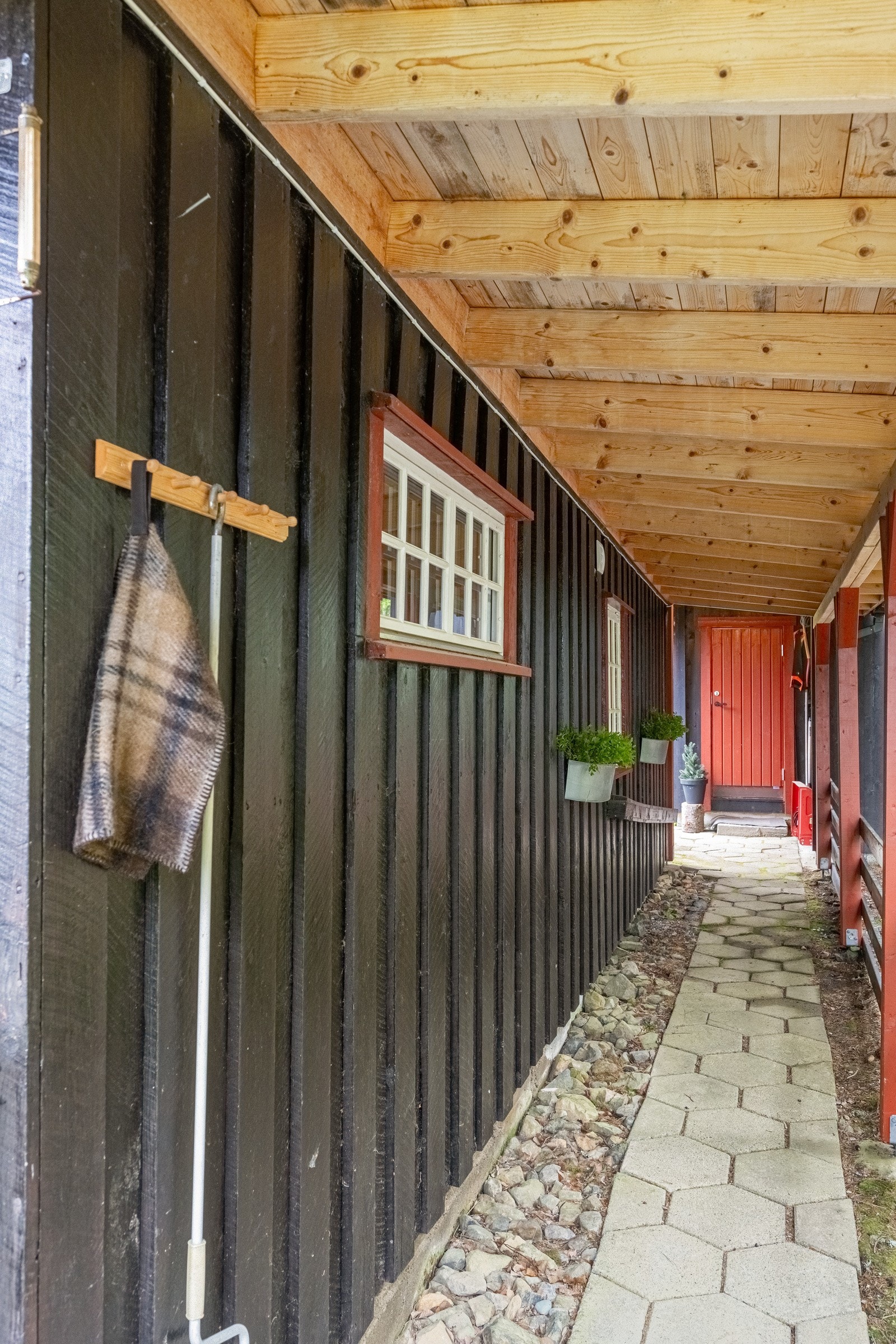Sammenhengende svalgang rundt hytta fram til annekset Galleribilde
