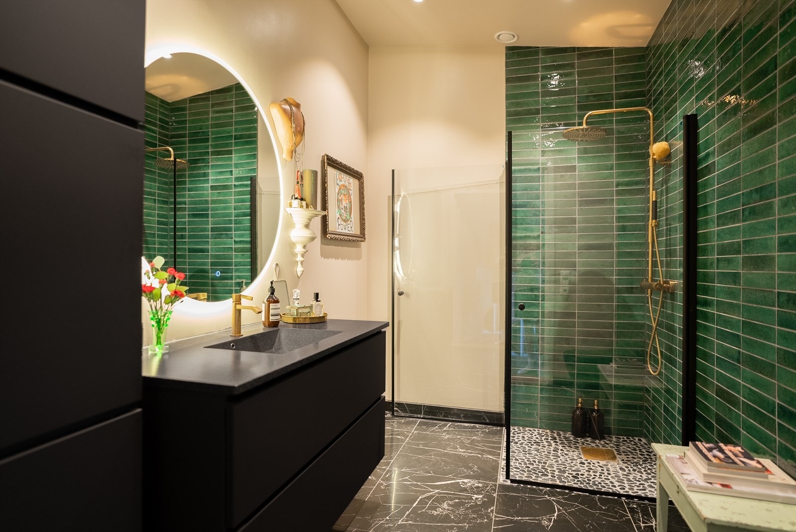 Leiligheten har et stort og fullverdig baderom hvor gulvet og deler av veggene er belagt med flotte fliser hvor gulvet har flotte 60 x 60 fliser. Øvrige vegger er pent gjennomført i malte plater i en lun og behagelig farge. Det er en unik takhøyde i romme Galleribilde