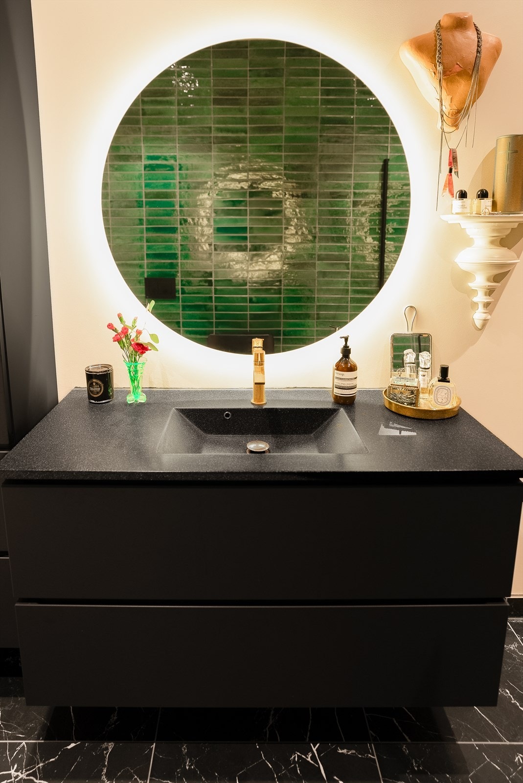 Det er en fin baderomsinnredning med skuffeseksjon og nedfelt servant med tilhørende belyst speil og skapinnredning. Galleribilde