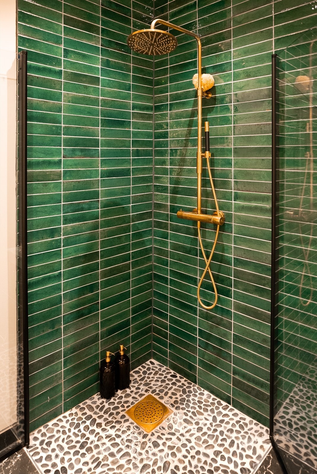 Badet sin dusjsone er sømløst utført med rainshower gjennomført i tidsriktig oksiderende messing og dusjdører i glass som er innfellbare. Galleribilde