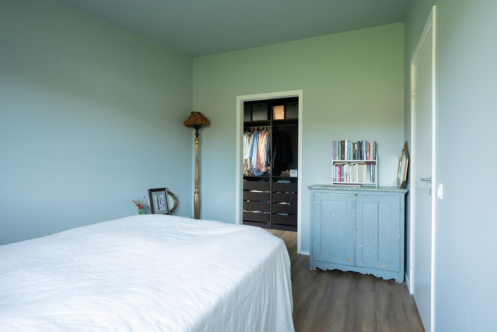 Hovedsoverommet har god plass til dobbeltseng og direkte adkomst til eget garderoberom som er godt innredet med garderobeløsninger. Galleribilde