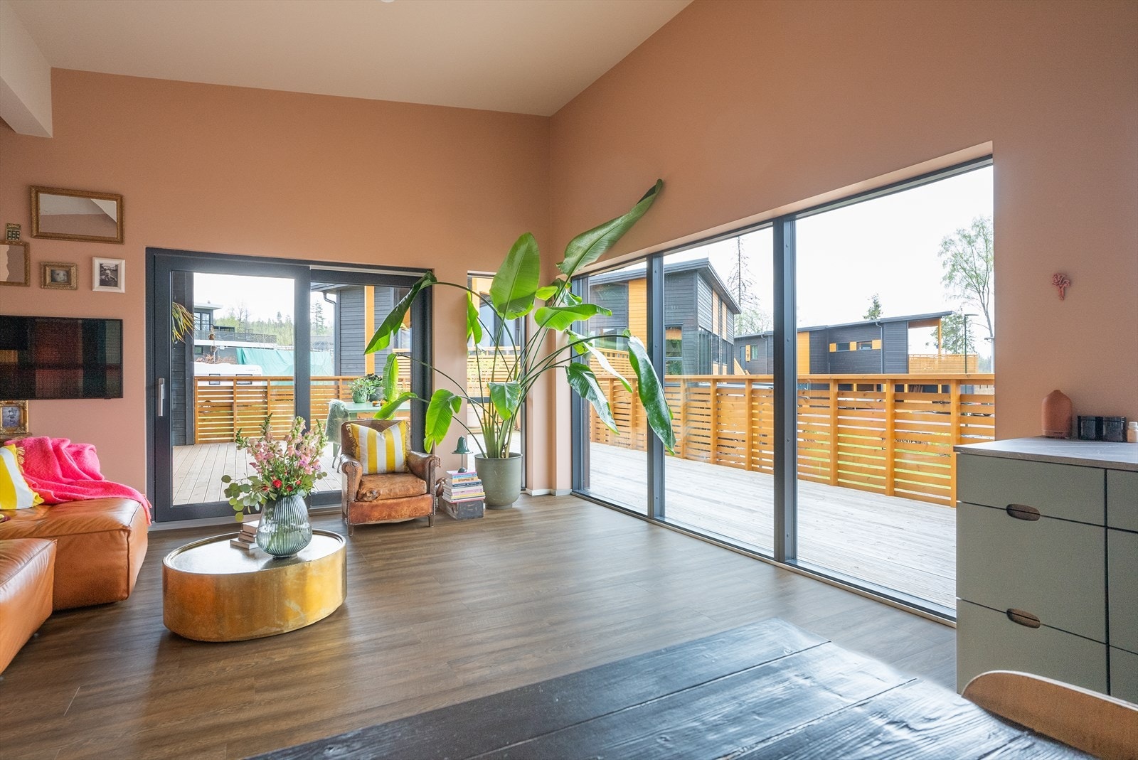 Romslig, innbydende og åpen stue med mange møbleringsmuligheter. Galleribilde