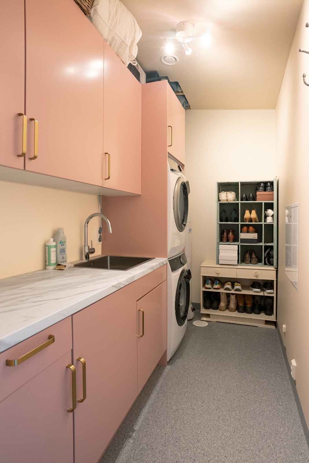 Leiligheten har et eget bodrom som er praktisk innredet med egen vaskeromsinnredning med benkeplate og nedfelt servant. Her er det praktiske oppbevaringsløsninger, opplegg for vaskemaskin og god benkeplass for godt arbeid- og oppbevaringsareal. Galleribilde